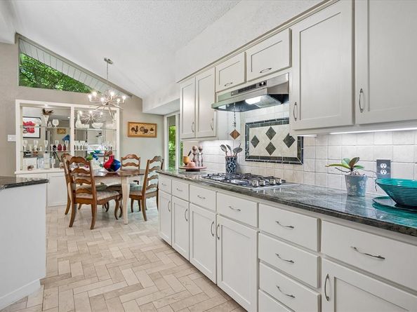 711  Monssen Parkway , Dallas Texas 75224