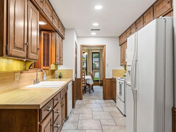 2036  Parkridge Court , Hurst Texas 76054
