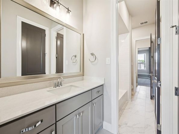 305  Sunset Lane  102, Fort Worth Texas 76114