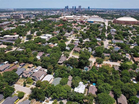 1713  Belle Place , Fort Worth Texas 76107