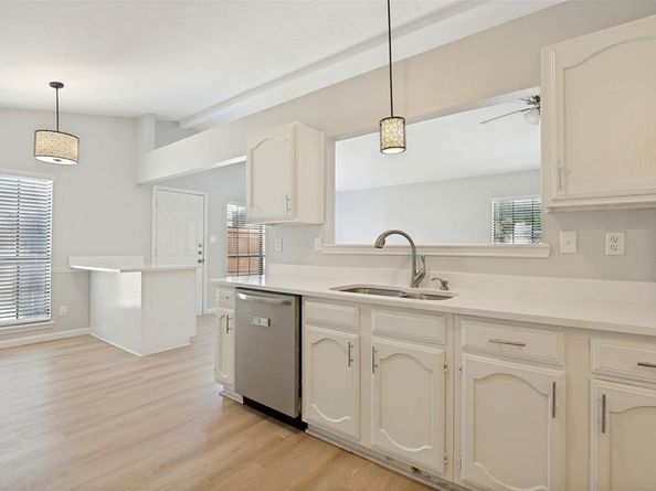 2602  Knoll Trail , Euless Texas 76039