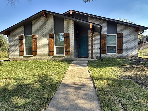 2922  Ashglen Drive , Garland Texas 75043