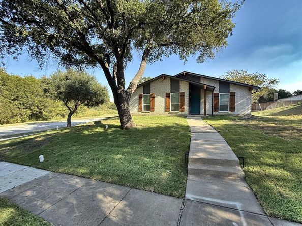 2922  Ashglen Drive , Garland Texas 75043
