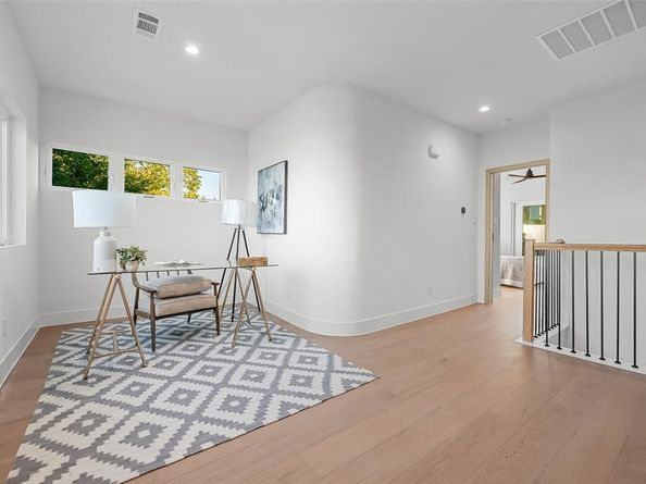 1502  Holly Avenue , Dallas Texas 75204