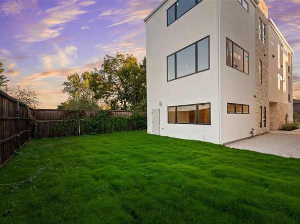 1502  Holly Avenue , Dallas Texas 75204