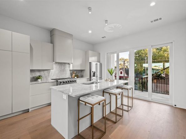1502  Holly Avenue , Dallas Texas 75204