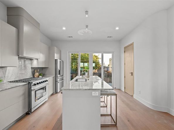 1502  Holly Avenue , Dallas Texas 75204