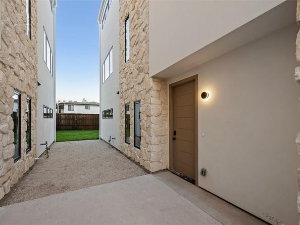 1502  Holly Avenue , Dallas Texas 75204