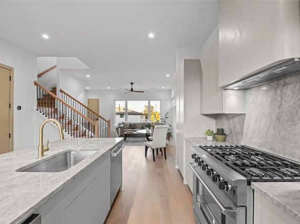 1502  Holly Avenue , Dallas Texas 75204