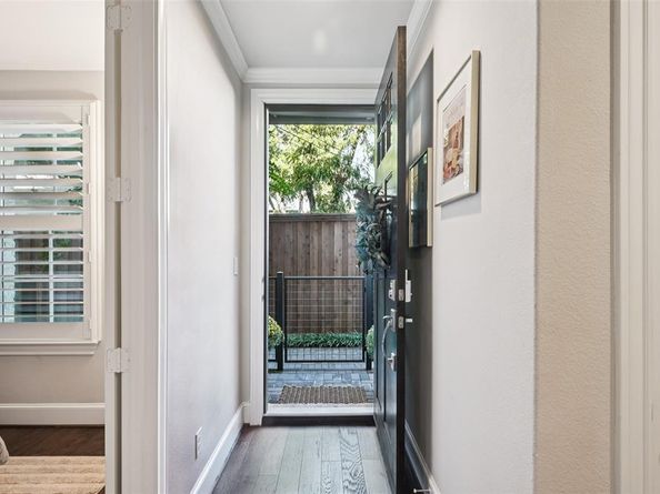 2815  Lynlock Court , Dallas Texas 75219