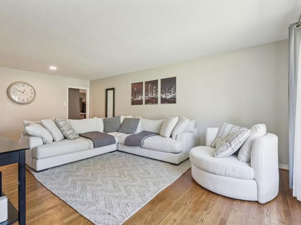 2552  El Cerrito Drive , Dallas Texas 75228