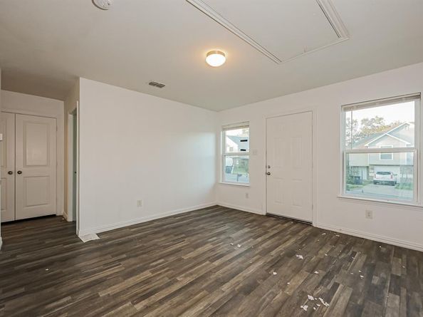 1216 E Powell Avenue , Fort Worth Texas 76104