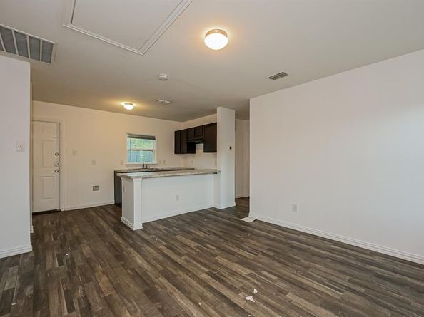 1216 E Powell Avenue , Fort Worth Texas 76104