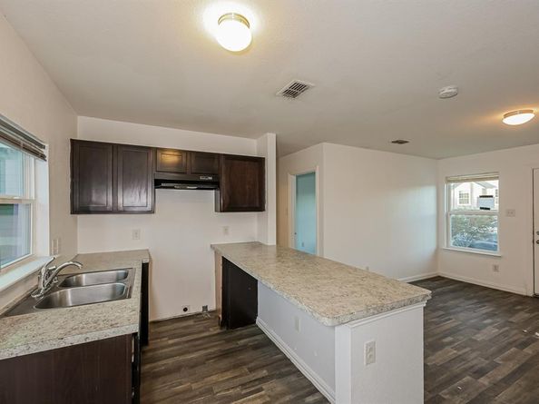 1216 E Powell Avenue , Fort Worth Texas 76104