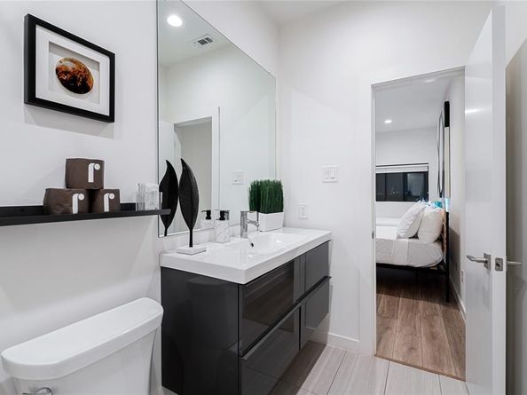 1002  Mobile Street  1, Dallas Texas 75208