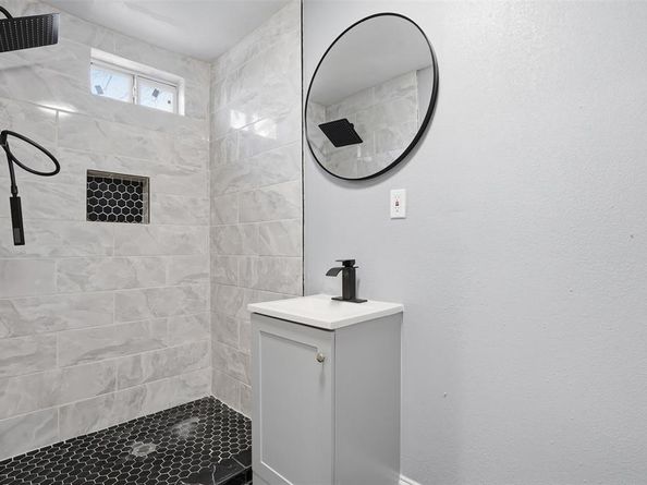 1107 E Allen Avenue , Fort Worth Texas 76104