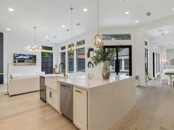 4373 W Northwest Highway , Dallas Texas 75220