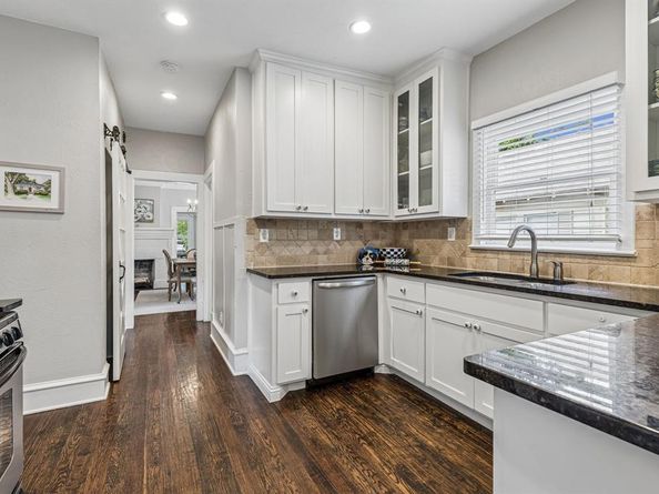 902 N Edgefield Avenue , Dallas Texas 75208