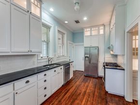 6  Chase Court , Fort Worth Texas 76110