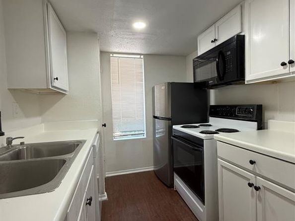 7431  Holly Hill Drive  110, Dallas Texas 75231