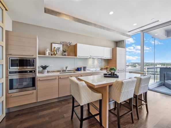 2408  Victory Park Lane  1031, Dallas Texas 75219
