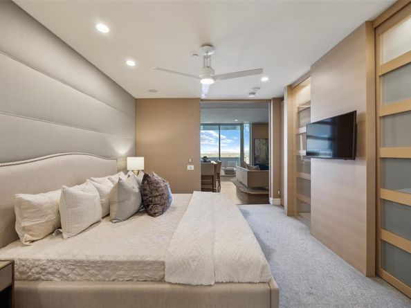 2408  Victory Park Lane  1031, Dallas Texas 75219