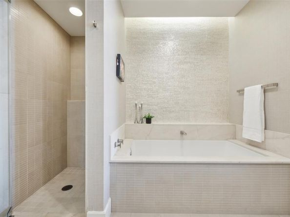 2408  Victory Park Lane  1031, Dallas Texas 75219