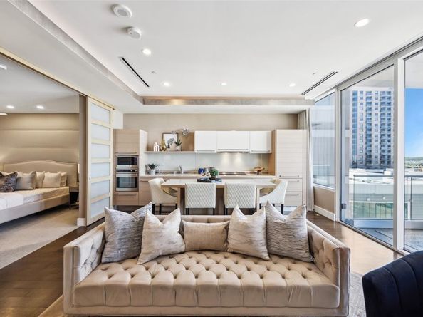 2408  Victory Park Lane  1031, Dallas Texas 75219