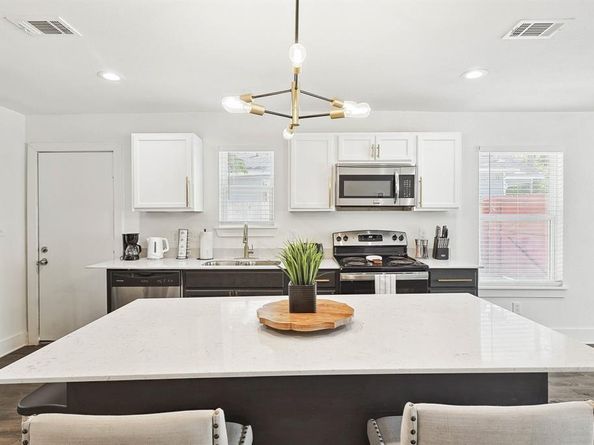400  Lansing Street , Dallas Texas 75203