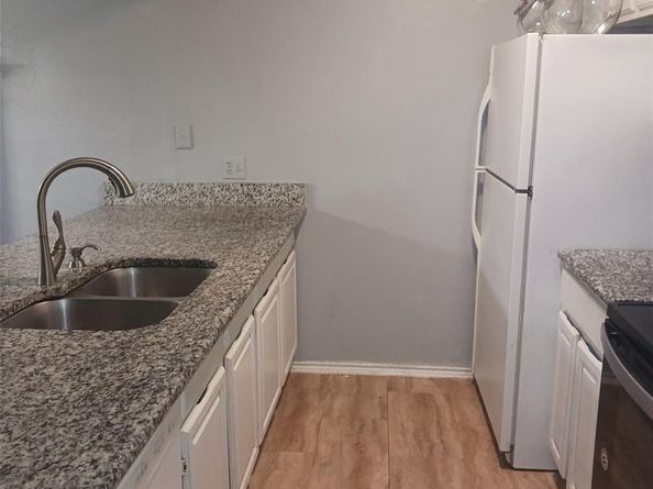 5750  Phoenix Drive  33, Dallas Texas 75231