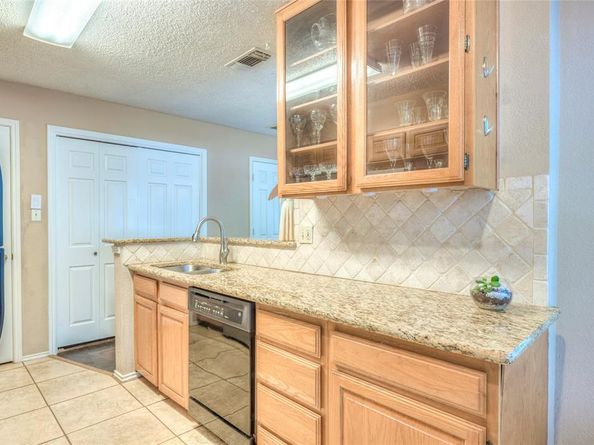 422  Santa Fe Trail  11, Irving Texas 75063