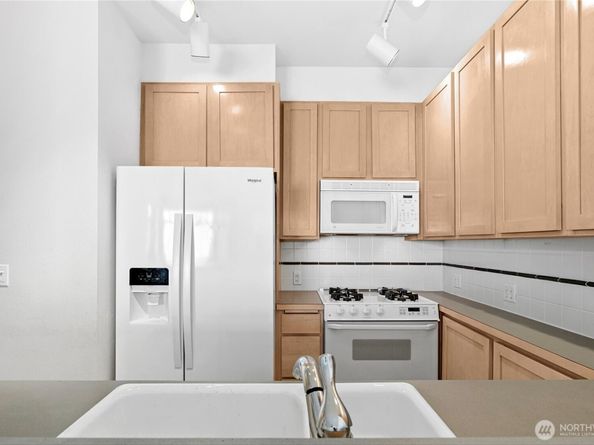 109 2nd Street S 423, Kirkland WA 98033