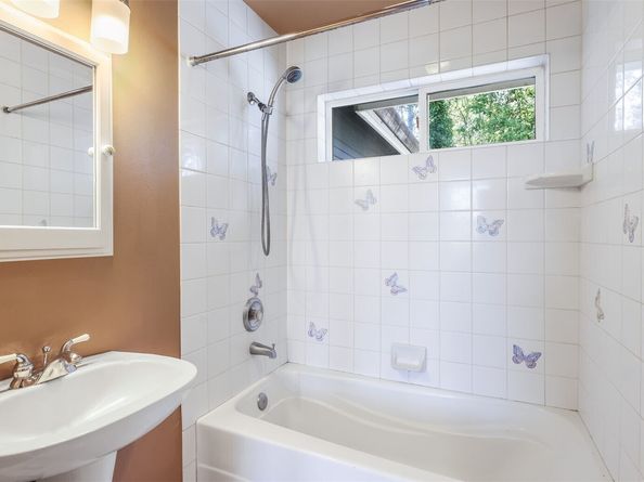 748 Vashon Place NE, Renton WA 98059