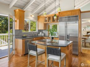 7929 SE 37th Street, Mercer Island WA 98040