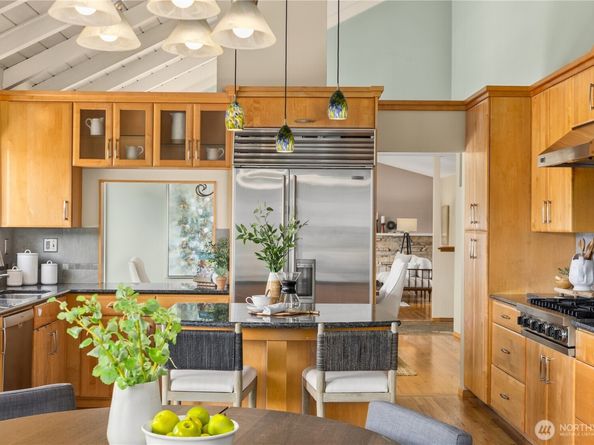 7929 SE 37th Street, Mercer Island WA 98040