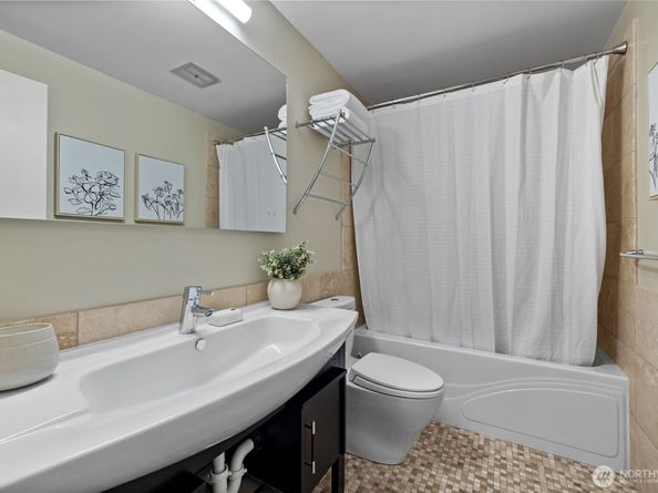 1600 43rd Avenue E 201, Seattle WA 98112