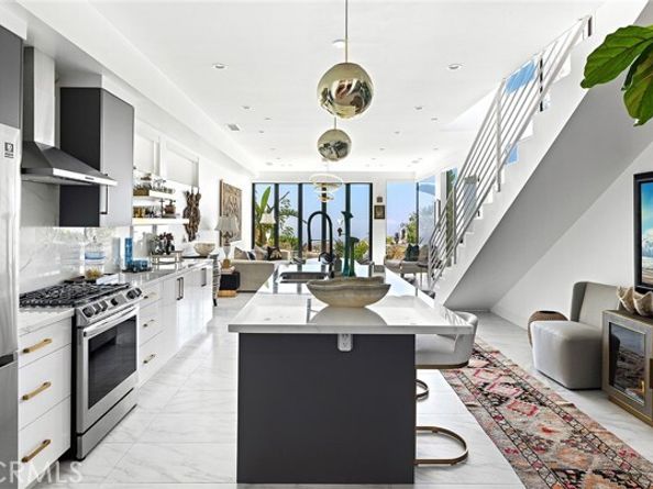 895 Quivera Street, Laguna Beach CA 92651