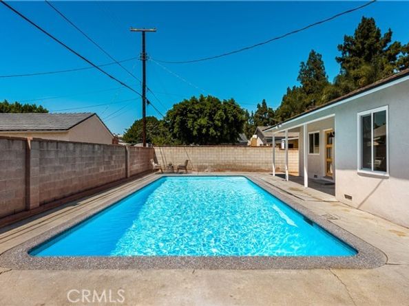 8051 Etiwanda Avenue, Reseda (los Angeles) CA 91335