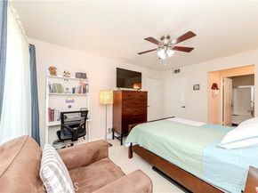 21450 Burbank Boulevard 211, Woodland Hills (los Angeles) CA 91367