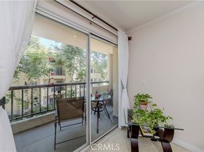 21450 Burbank Boulevard 211, Woodland Hills (los Angeles) CA 91367