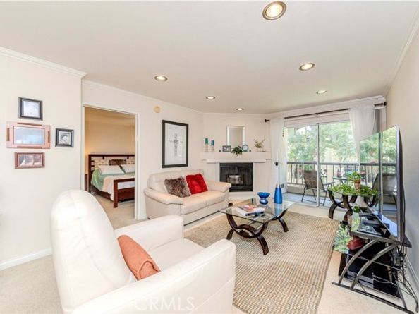 21450 Burbank Boulevard 211, Woodland Hills (los Angeles) CA 91367