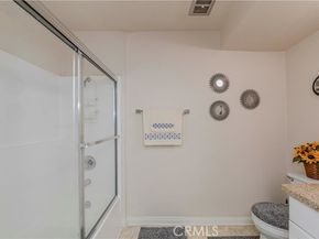 21450 Burbank Boulevard 211, Woodland Hills (los Angeles) CA 91367