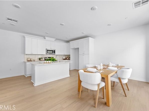 9423 N Sepulveda Blvd. 4, North Hills (los Angeles) CA 91343