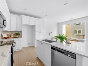 9423 N Sepulveda Blvd. 4, North Hills (los Angeles) CA 91343