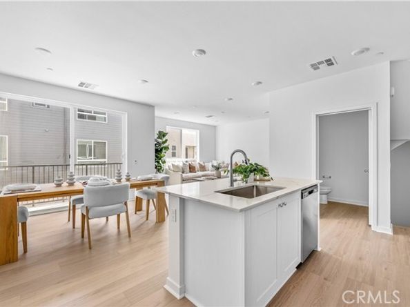 9423 N Sepulveda Blvd. 4, North Hills (los Angeles) CA 91343