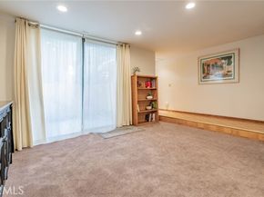 22038 Vanowen Street 113, Woodland Hills (los Angeles) CA 91303