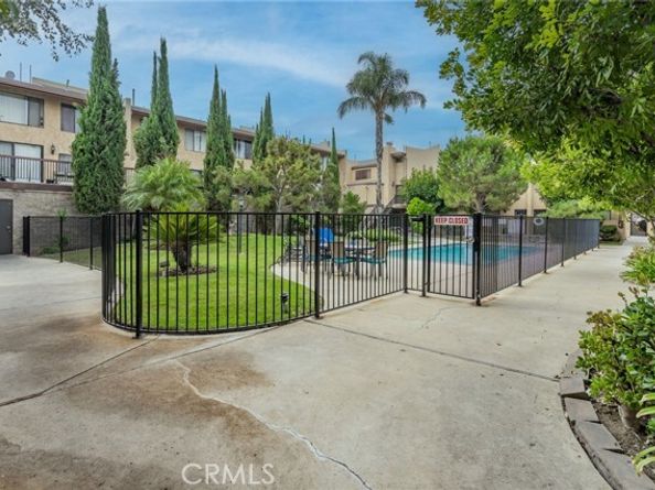 22038 Vanowen Street 113, Woodland Hills (los Angeles) CA 91303