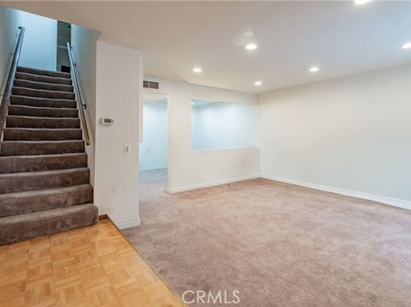 22038 Vanowen Street 113, Woodland Hills (los Angeles) CA 91303