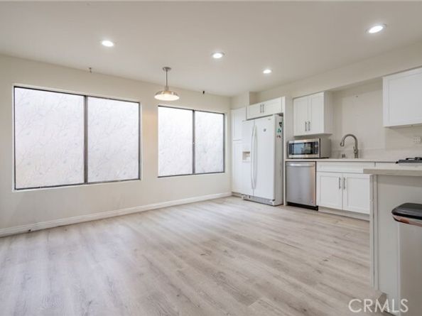 22038 Vanowen Street 113, Woodland Hills (los Angeles) CA 91303