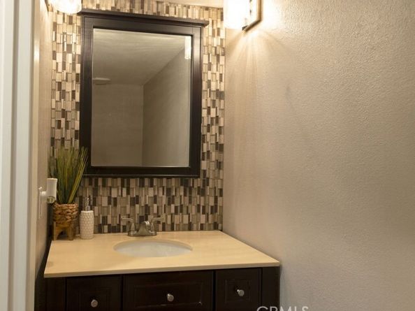 21241 Lassen Street 1, Chatsworth (los Angeles) CA 91311